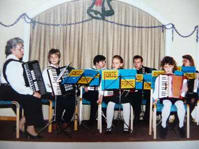 Helga Urbanek mit Kinderensemble, Weihnachten 1994